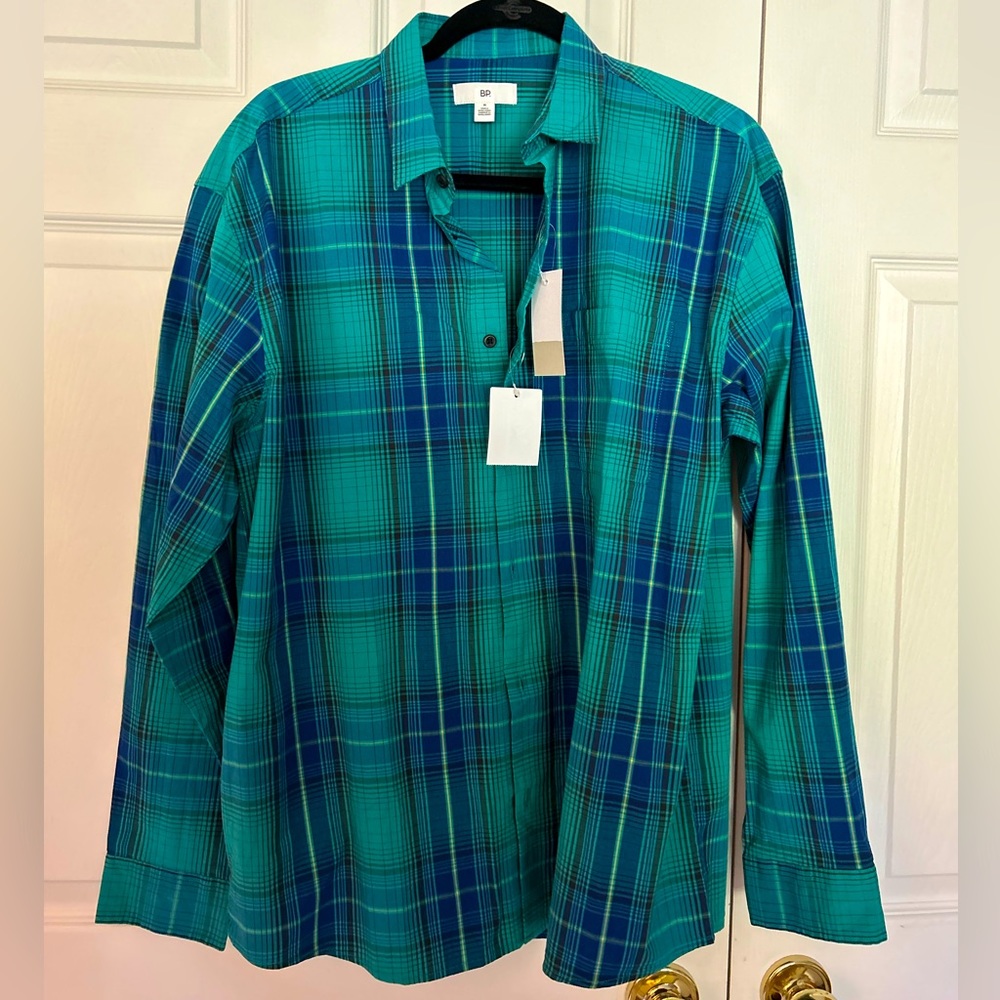 NWT super vibrant men’s button down. Perfect addition to your closet!